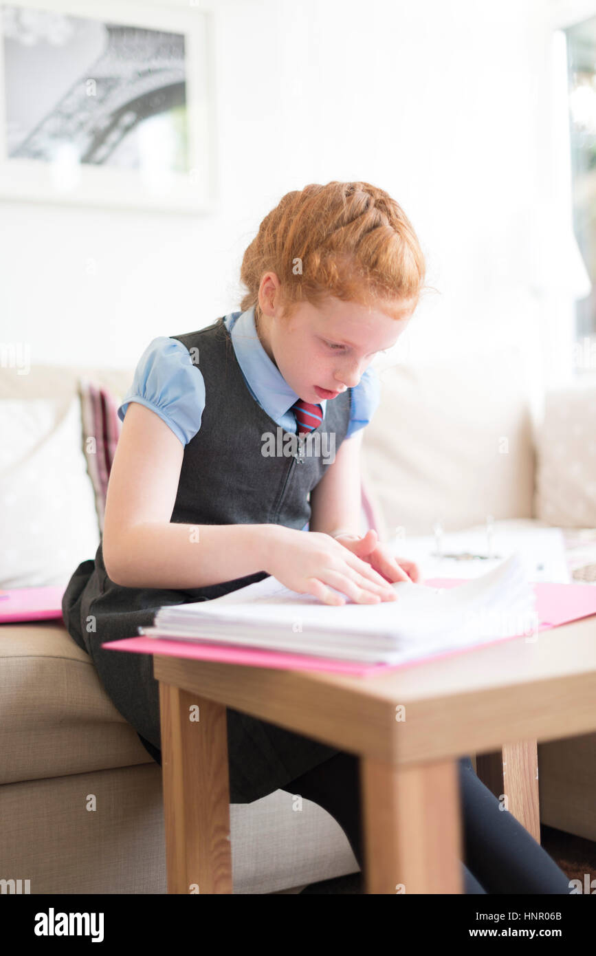 Ein kleines Mädchen Abschluss ihre Hausaufgaben. Stockfoto