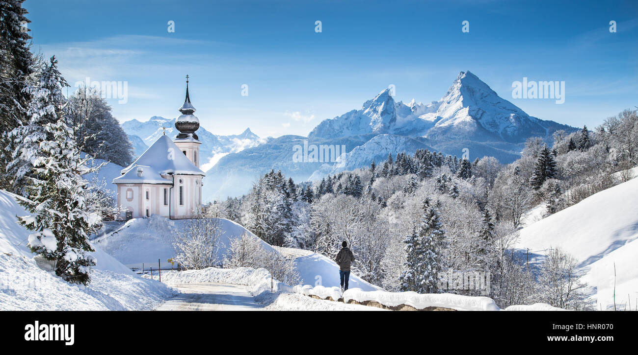 Panoramablick auf der schönen Winter Wunderland Bergwelt der Alpen mit malerischen Wallfahrt Kirche von Maria Gern und berühmte Watzmann-Gipfel Stockfoto