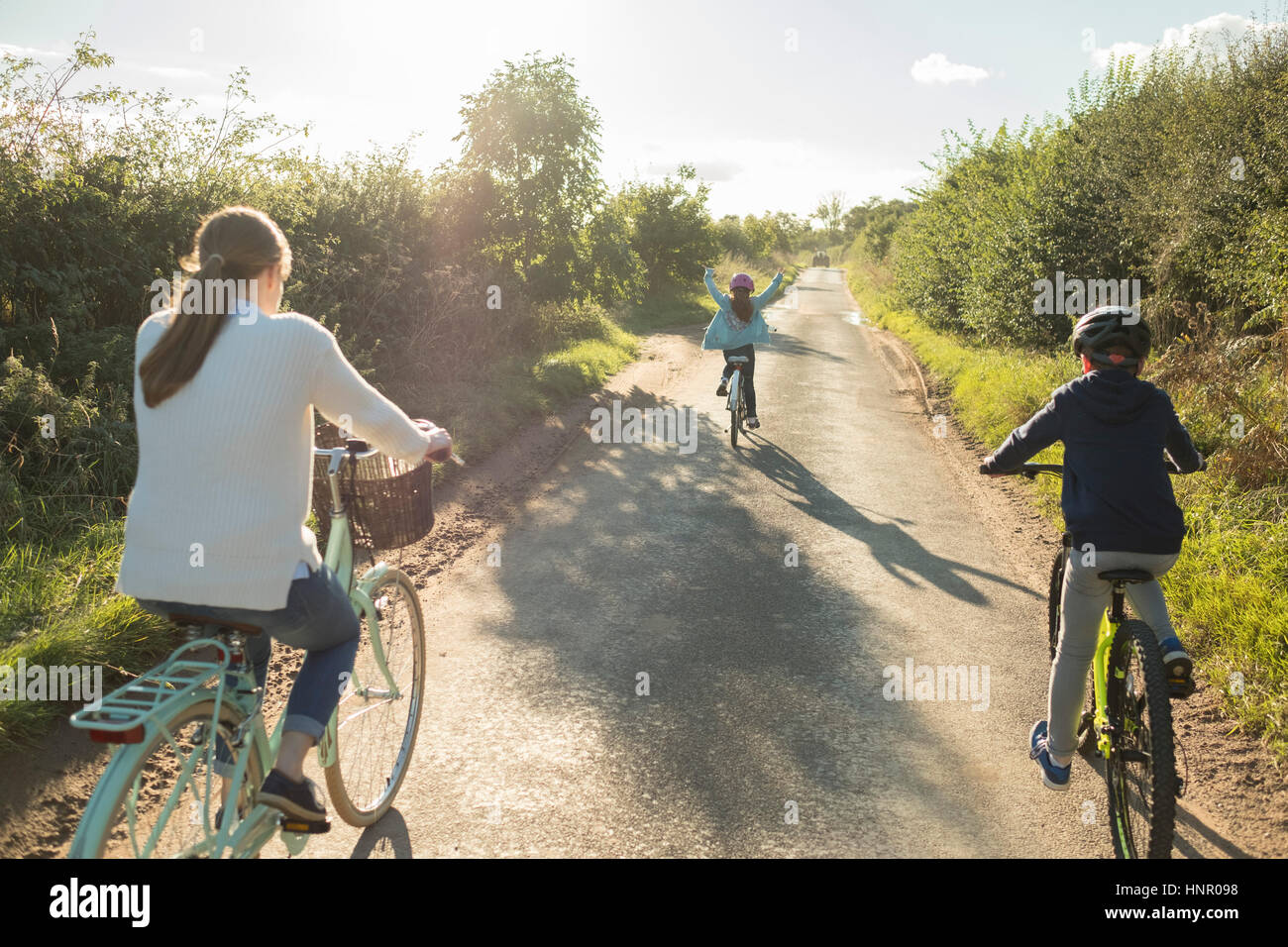 Eine Familie Radtour mit Mutter und zwei Kindern auf dem Lande. Stockfoto