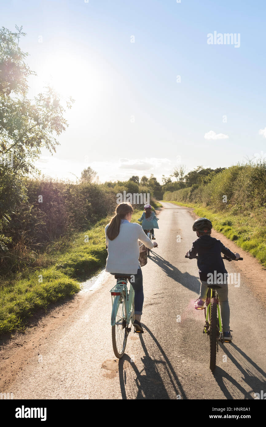 Eine Familie Radtour mit Mutter und zwei Kindern auf dem Lande. Stockfoto