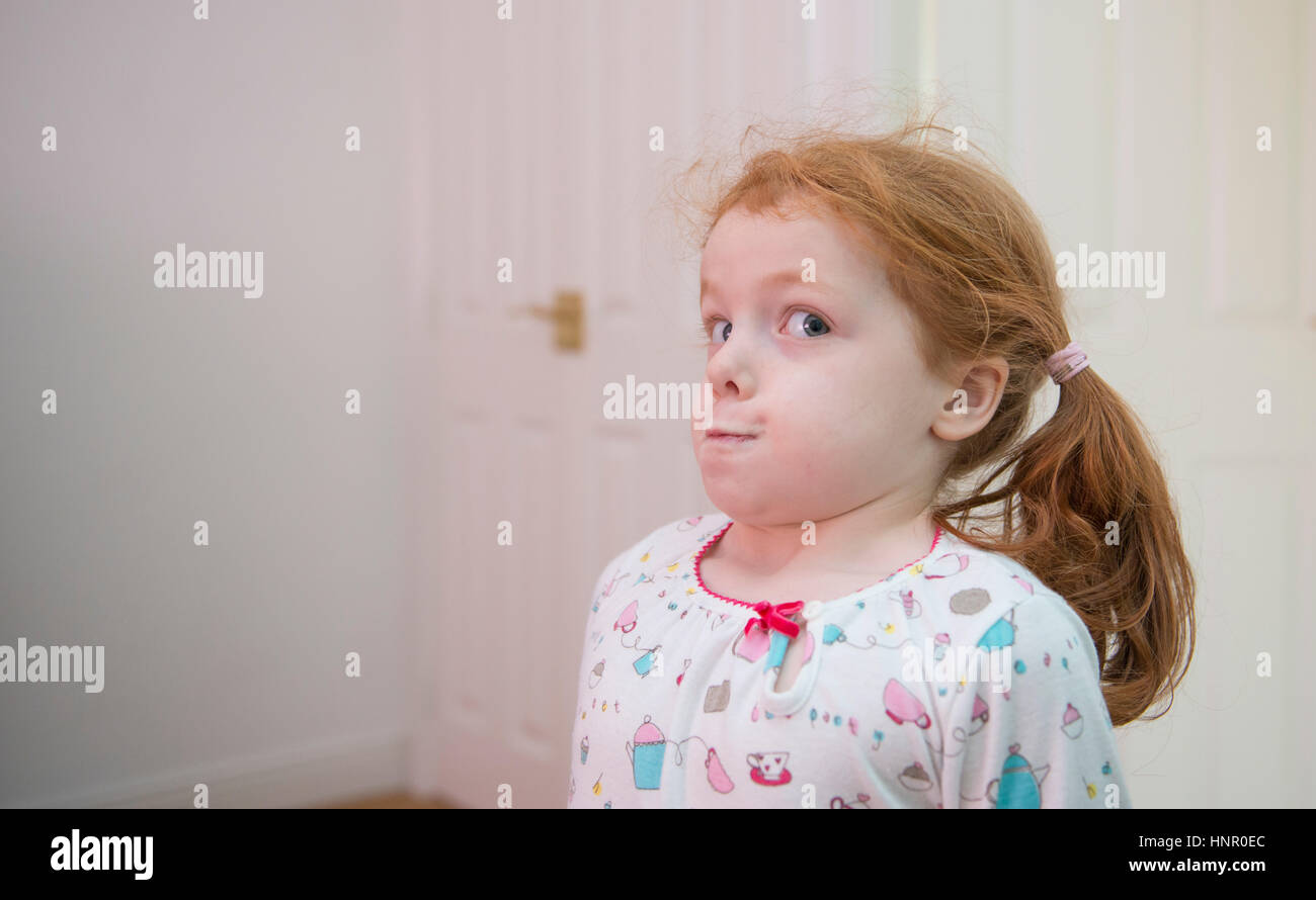 Ein kleines Mädchen mit ihrem Atem Stockfoto