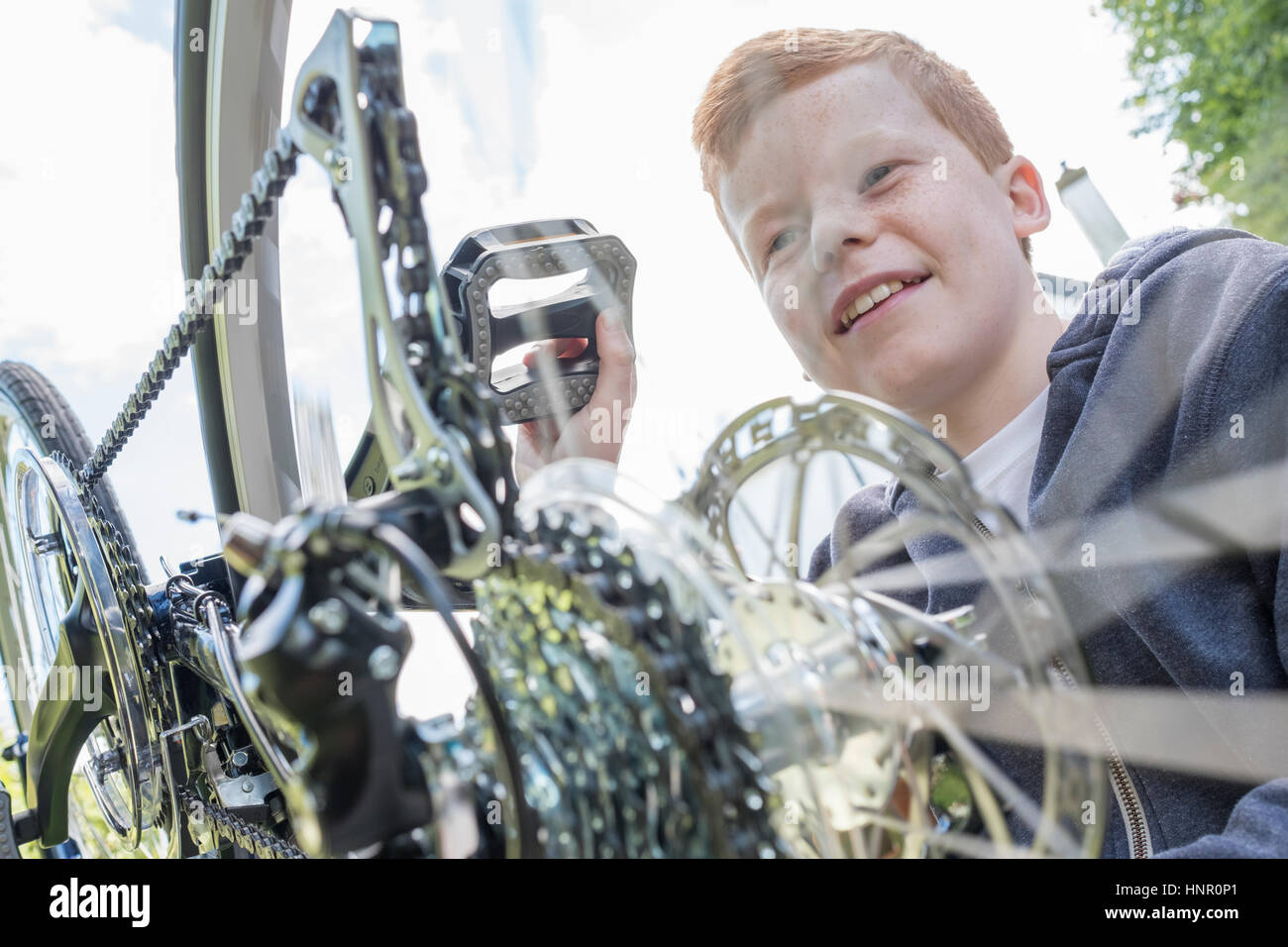 Ein Junge sein Fahrrad Pflege Stockfoto