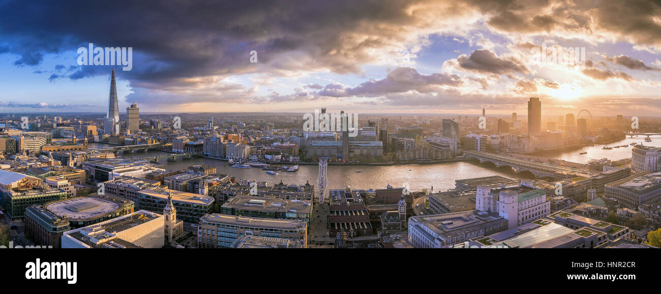London, England - Panorama Skyline-Blick von Süd-London bei Sonnenuntergang mit berühmten Wolkenkratzer und dunkle Wolken über der Stadt Stockfoto