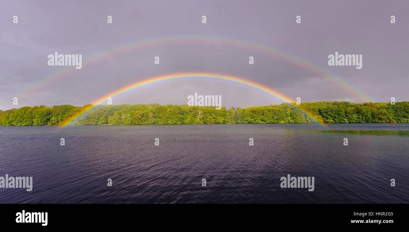 Regenbögen Uber an einen See, Regenbogen Uber Einem sehen Stockfoto