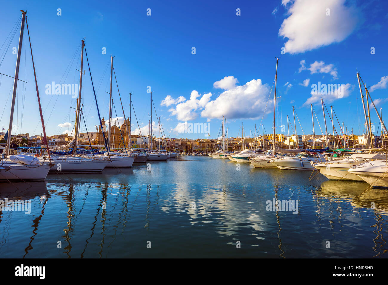 Msida, Malta - Yachthafen mit blauen Himmel und schöne Wolken an einem Sommertag Stockfoto