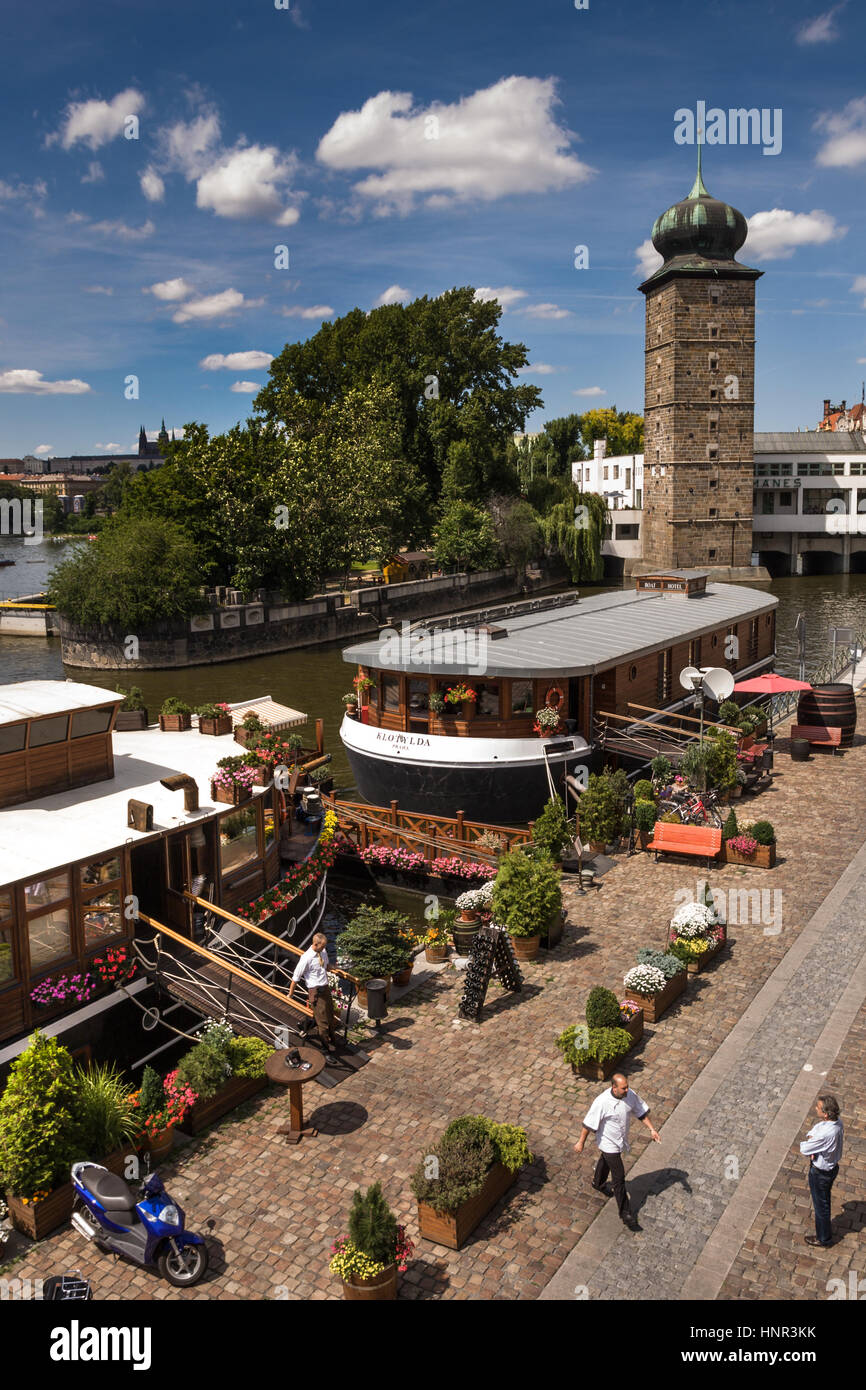 Prag, Moldau mit Booten. Stockfoto