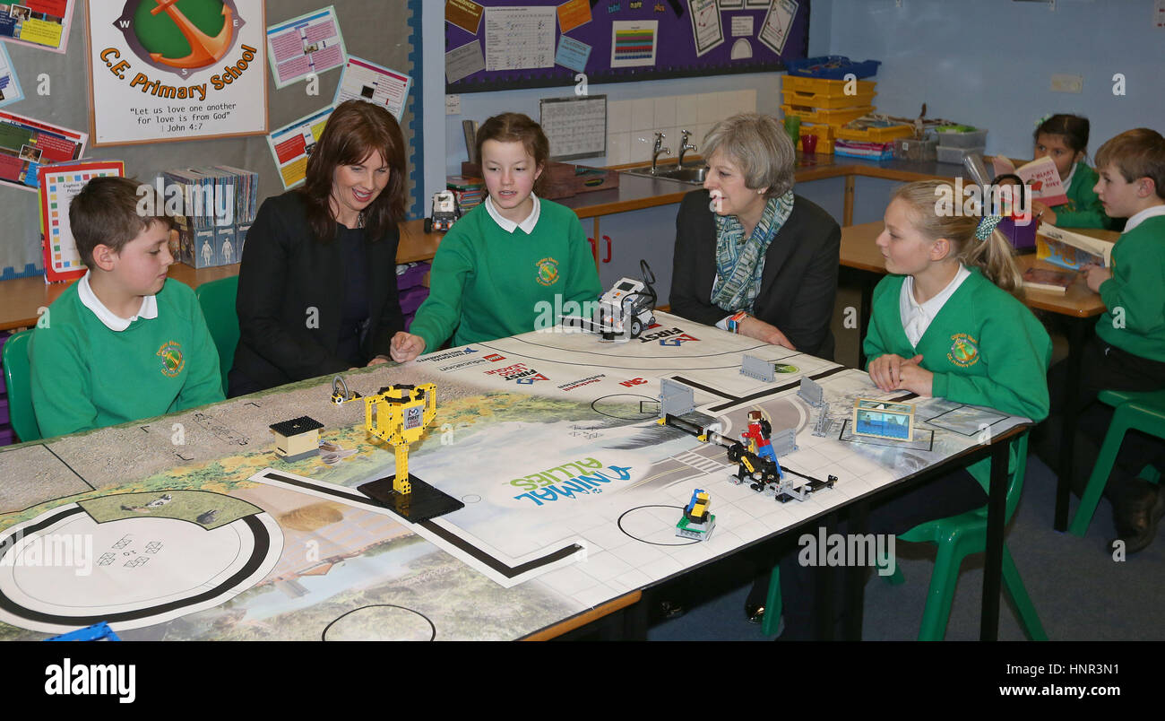 Premierminister Theresa May (Mitte) und konservative Partei Kandidat für die Nachwahl Copeland, Trudy Harrison, sitzen mit sechs Schüler während eines Besuchs in Captain Shaw-Grundschule in Bootle, Merseyside. Stockfoto