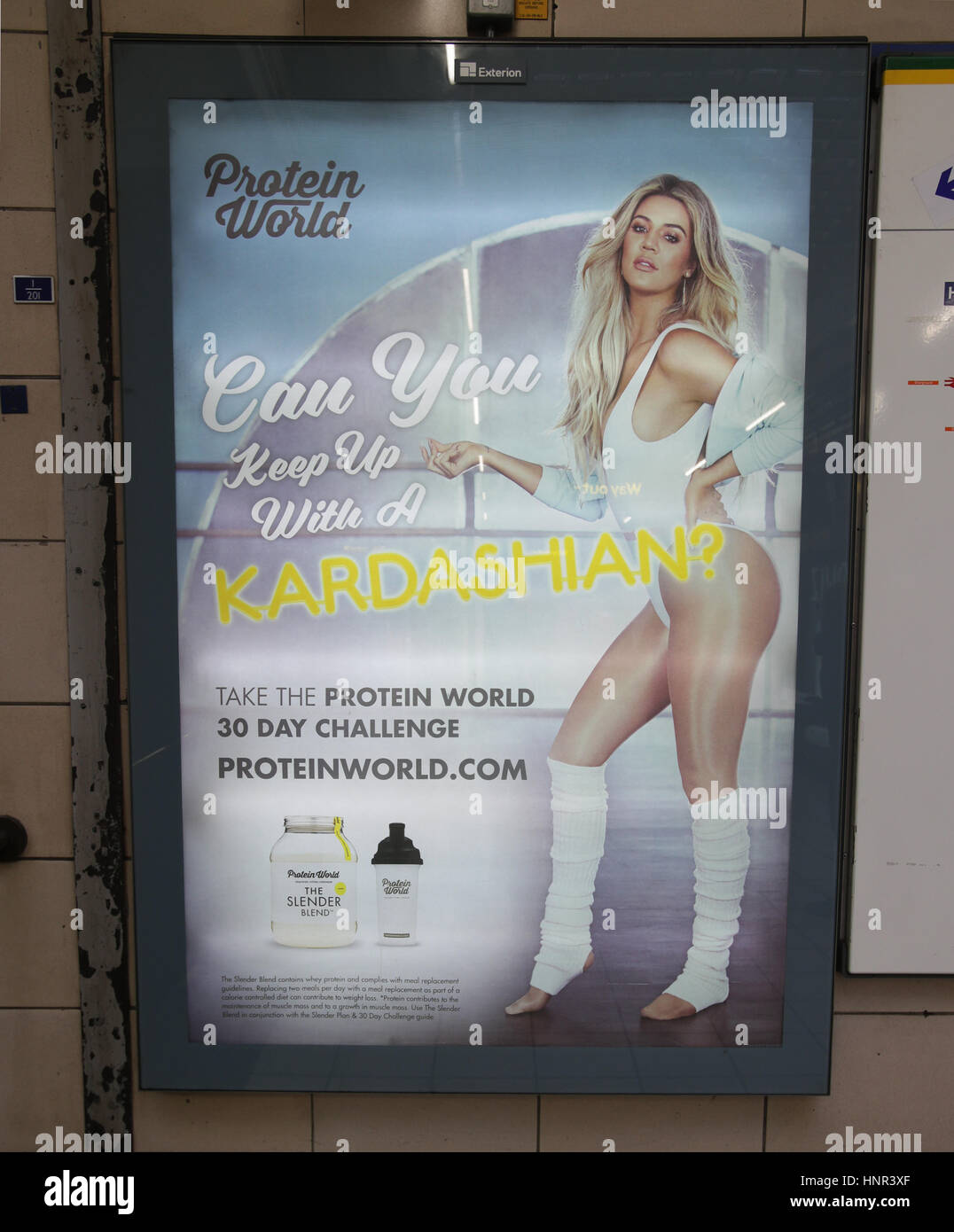 Eine Tube-Poster mit Khloe Kardashian in einen Turnanzug Werbung Welt schlanke Proteinmischung, an der High Street Kensington Station, London. Stockfoto