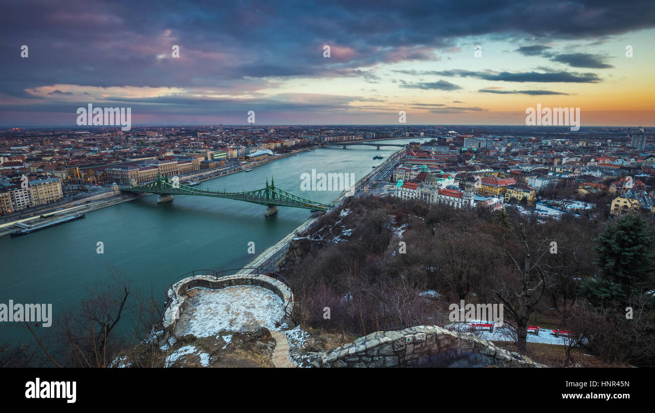 Budapest, Ungarn - schönen Sonnenuntergang über der Stadt Budapest mit Donau, Szabadsag Brücke und Gellert Bad Gellertberg entnommen Stockfoto