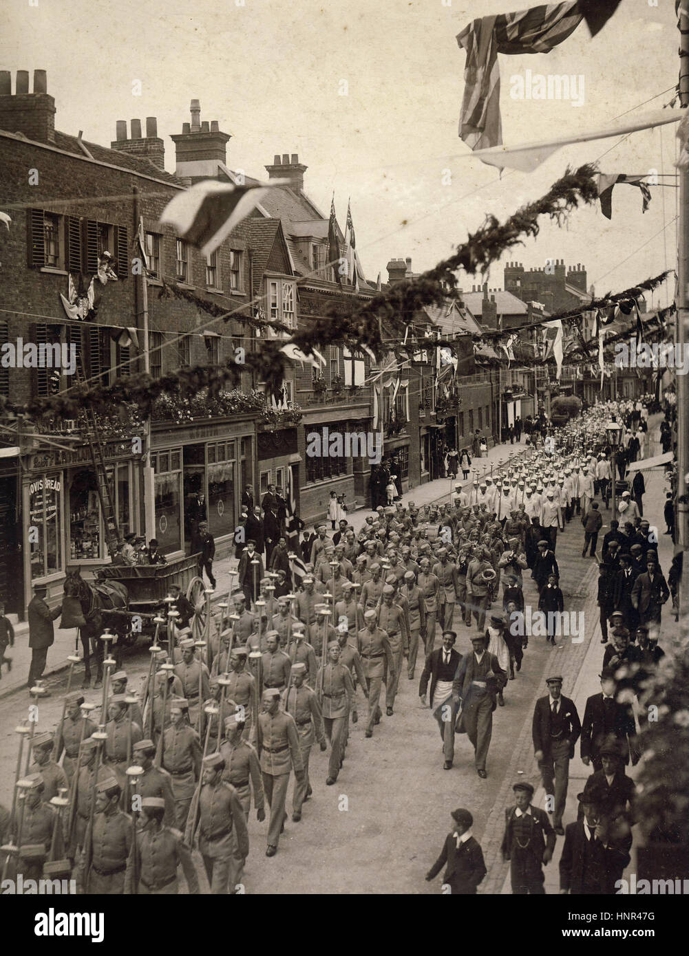 Archiv-Bild des Eton College Rifle Volunteers und Kadetten Marsch entlang Eton High Street. Fahnen. Stockfoto