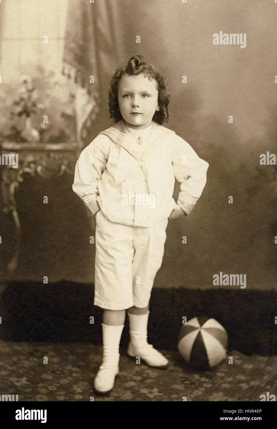 Archiv Bild - Edwardian Periode Porträt eines jungen Matrosen Anzug mit lockigem Haar Stockfoto