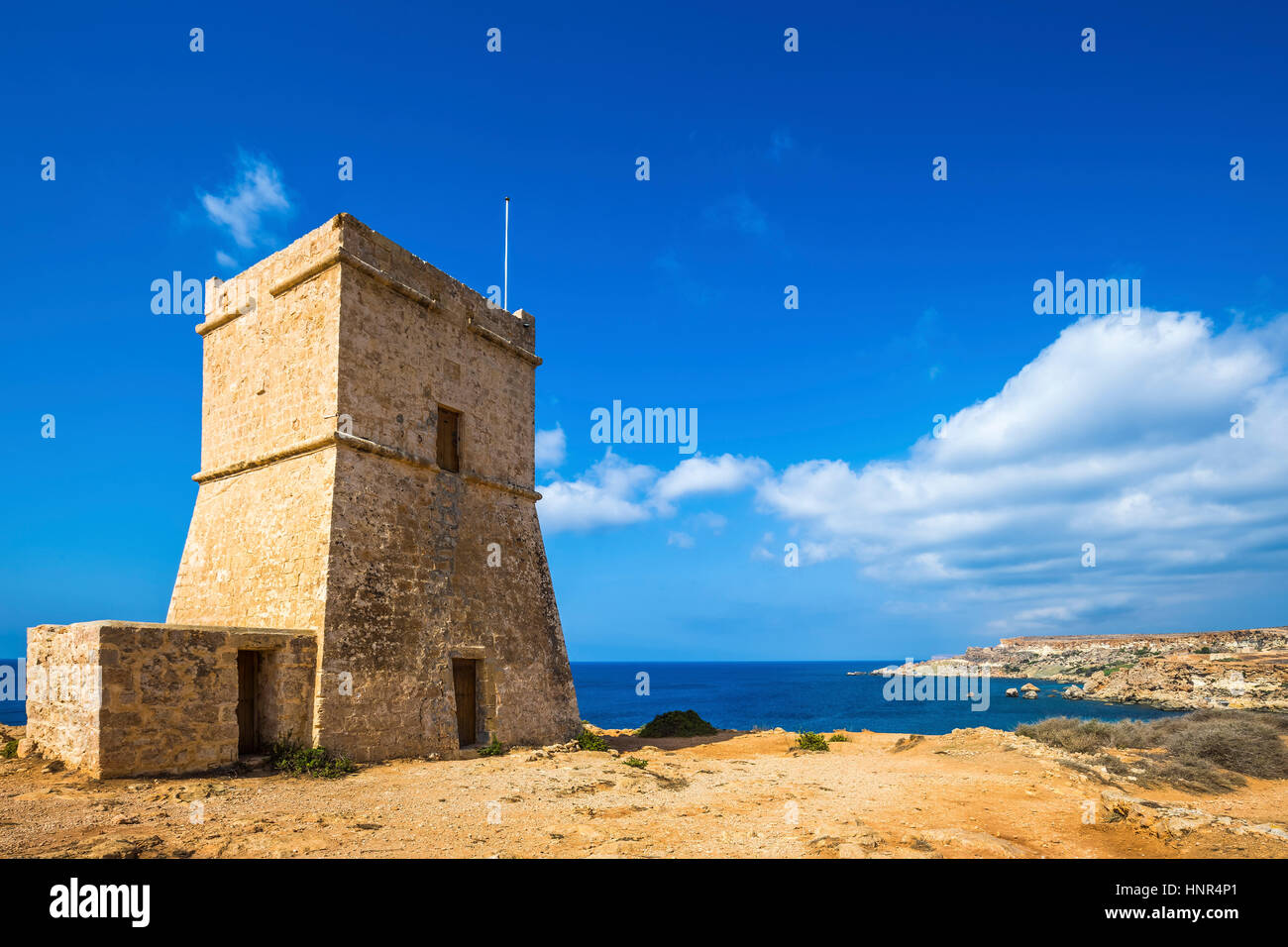 Malta - Ghajn Tuffieha Wachturm am Golden Bay auf einem schönen sonnigen Sommertag mit klaren blauen Himmel Stockfoto