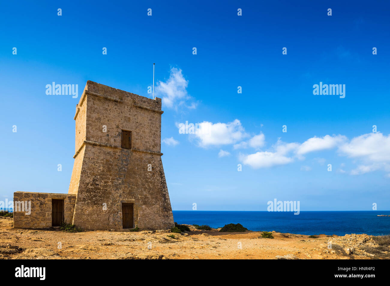 Malta - Ghajn Tuffieha Wachturm am Golden Bay auf einem schönen sonnigen Sommertag mit klaren blauen Himmel Stockfoto
