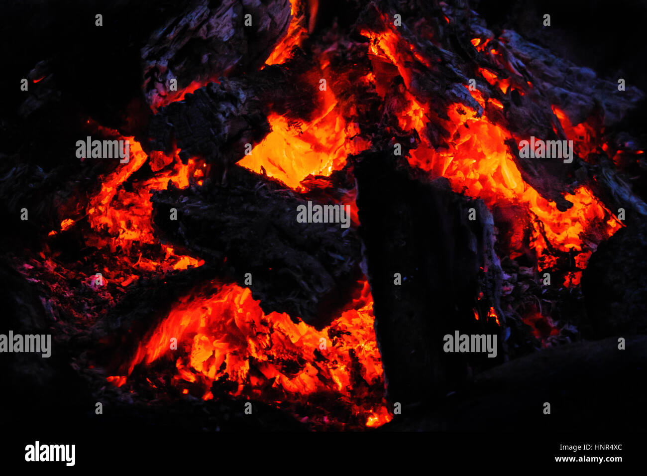 Glühend heiße Kamin mit Holzkohle. Orange Hitze Hintergrund Stockfoto