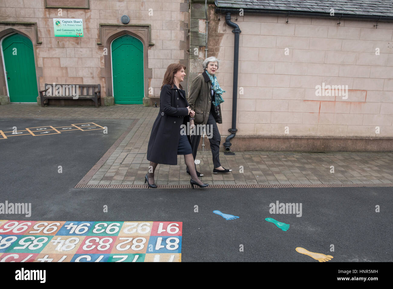 Premierminister Theresa May mit konservativen Partei Kandidat für die Nachwahl Copeland, Trudy Harrison (links) bei einem Besuch in Captain Shaw-Grundschule in Bootle, Merseyside. Stockfoto