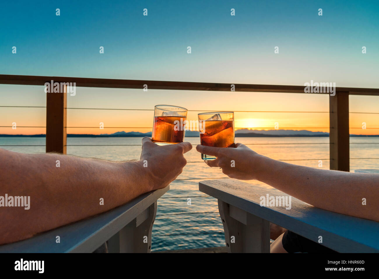 Sonnenuntergang mit Getränken auf das Deck-paar Stockfoto