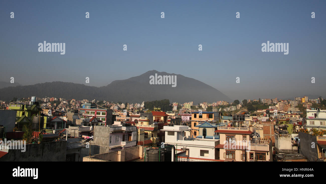 Dächer von Kathmandu an einem sonnigen Tag mit Bergen im Hintergrund, Nepal. Stockfoto
