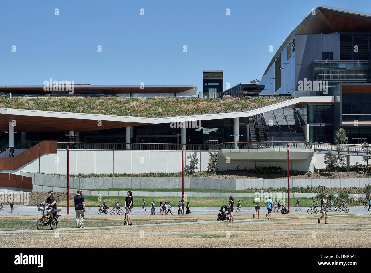 Tumbalong Park mit ICC Gebäude im Hintergrund. International Convention Centre Sydney, Sydney, Australien. Architekt: HASSELL mit bevölkerten, 2016. Stockfoto