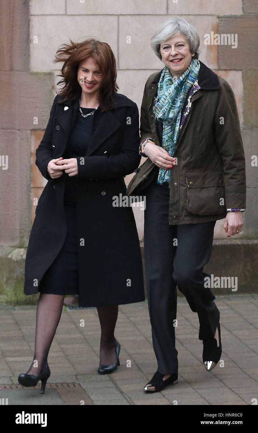 RETRANSMITTED Korrektur der Lage von MERSEYSIDE, CUMBRIA Premierminister Theresa May (rechts) und konservative Partei Kandidat für die Nachwahl Copeland, Trudy Harrison, während eines Besuchs in Captain Shaw-Grundschule in Bootle, Cumbria. Stockfoto