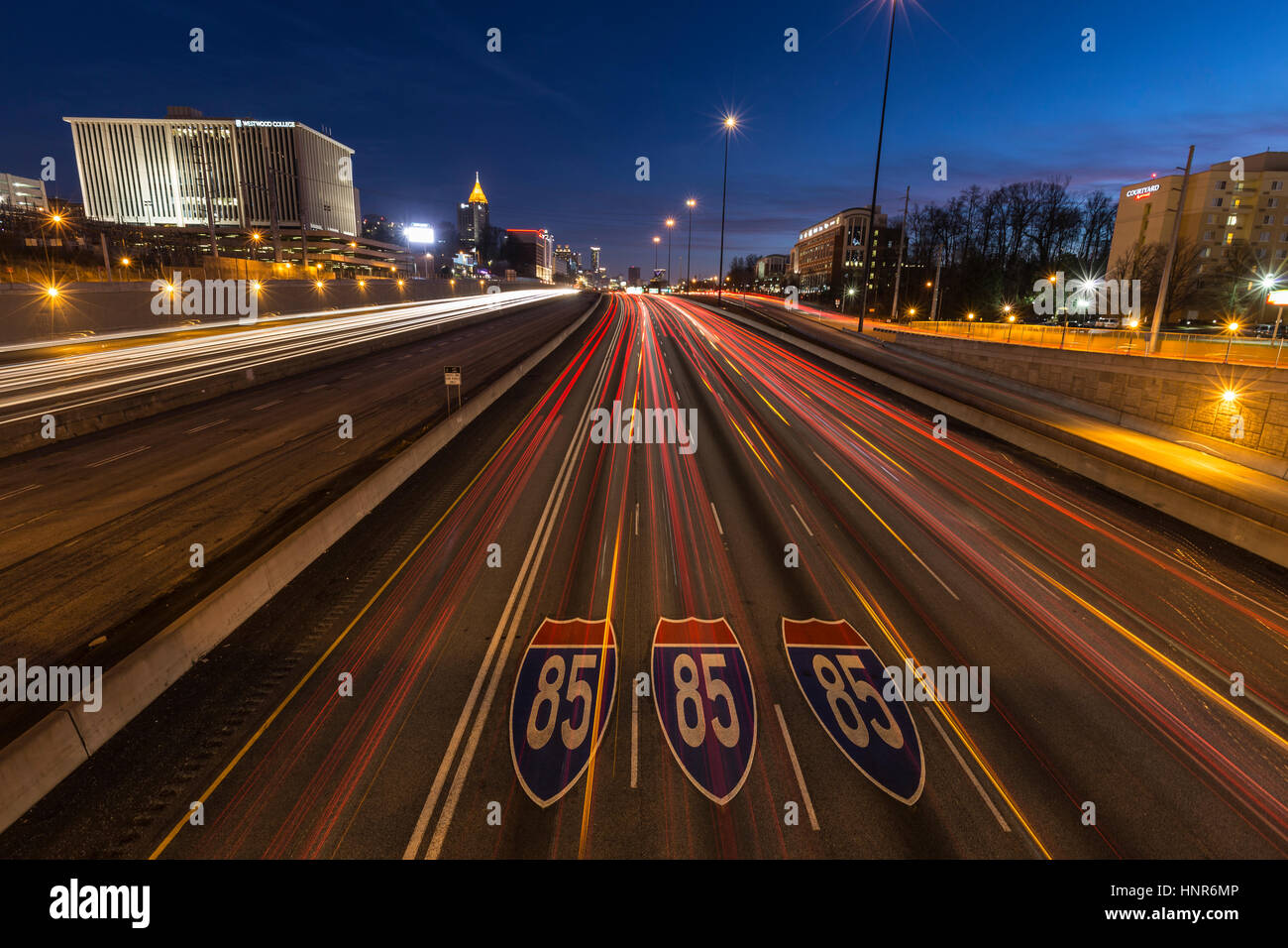 ATLANTA GEORGIA - 16. Februar 2014: Schnelle Verkehr auf Atlantas Interstate 85 Autobahn in der Nacht. Stockfoto