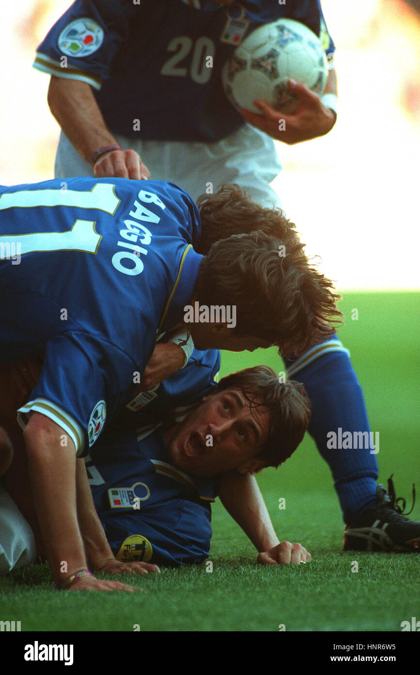 DINO BAGGIO & ENRICO CHIESA Italien V Tschechien 18. Juni 1996 Stockfoto