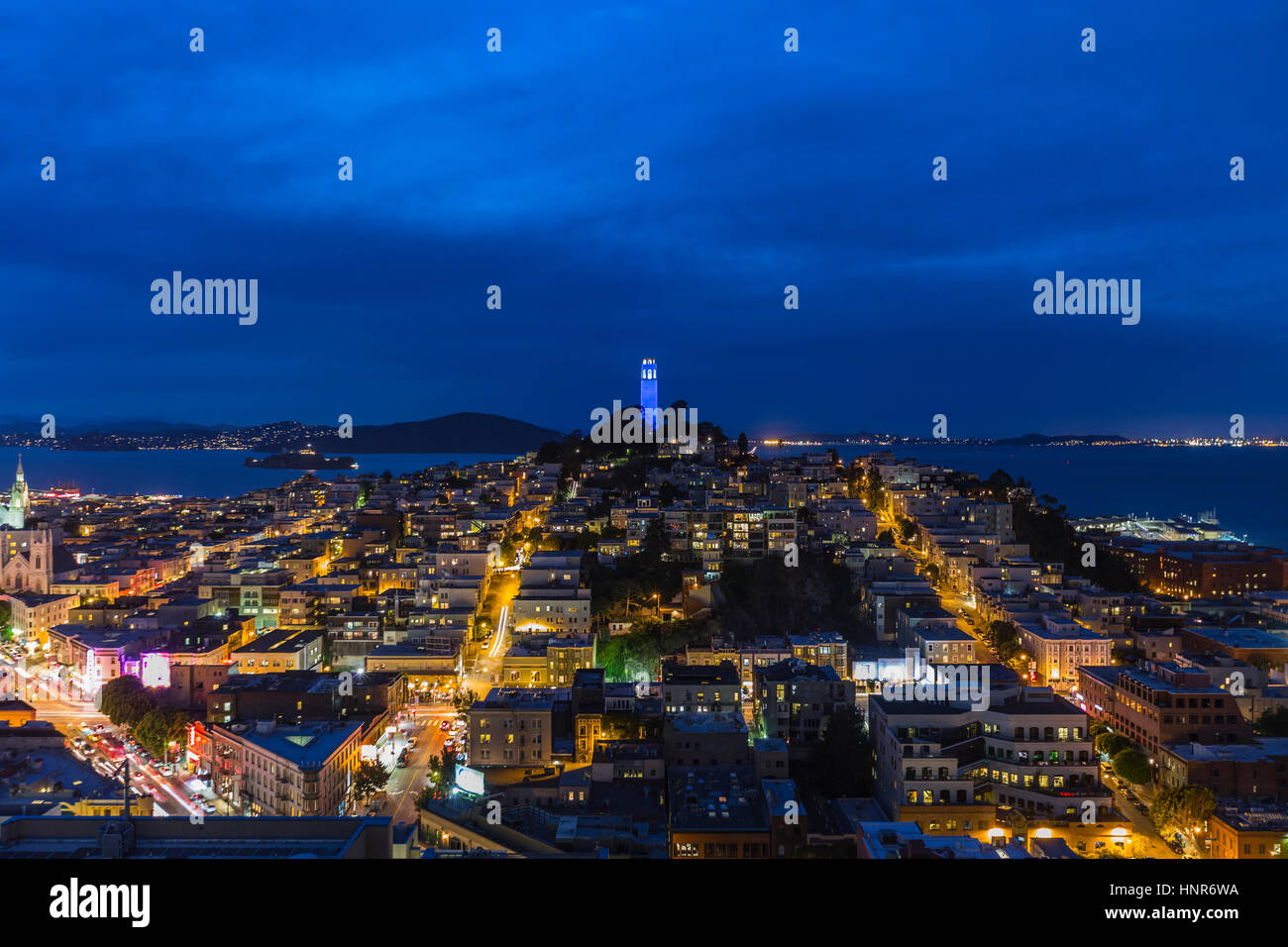 San Francisco, Kalifornien, USA - 23. April 2016 - Coit Tower, San Francisco Bay und die North Beach-Gemeinschaft in der Abenddämmerung. Stockfoto
