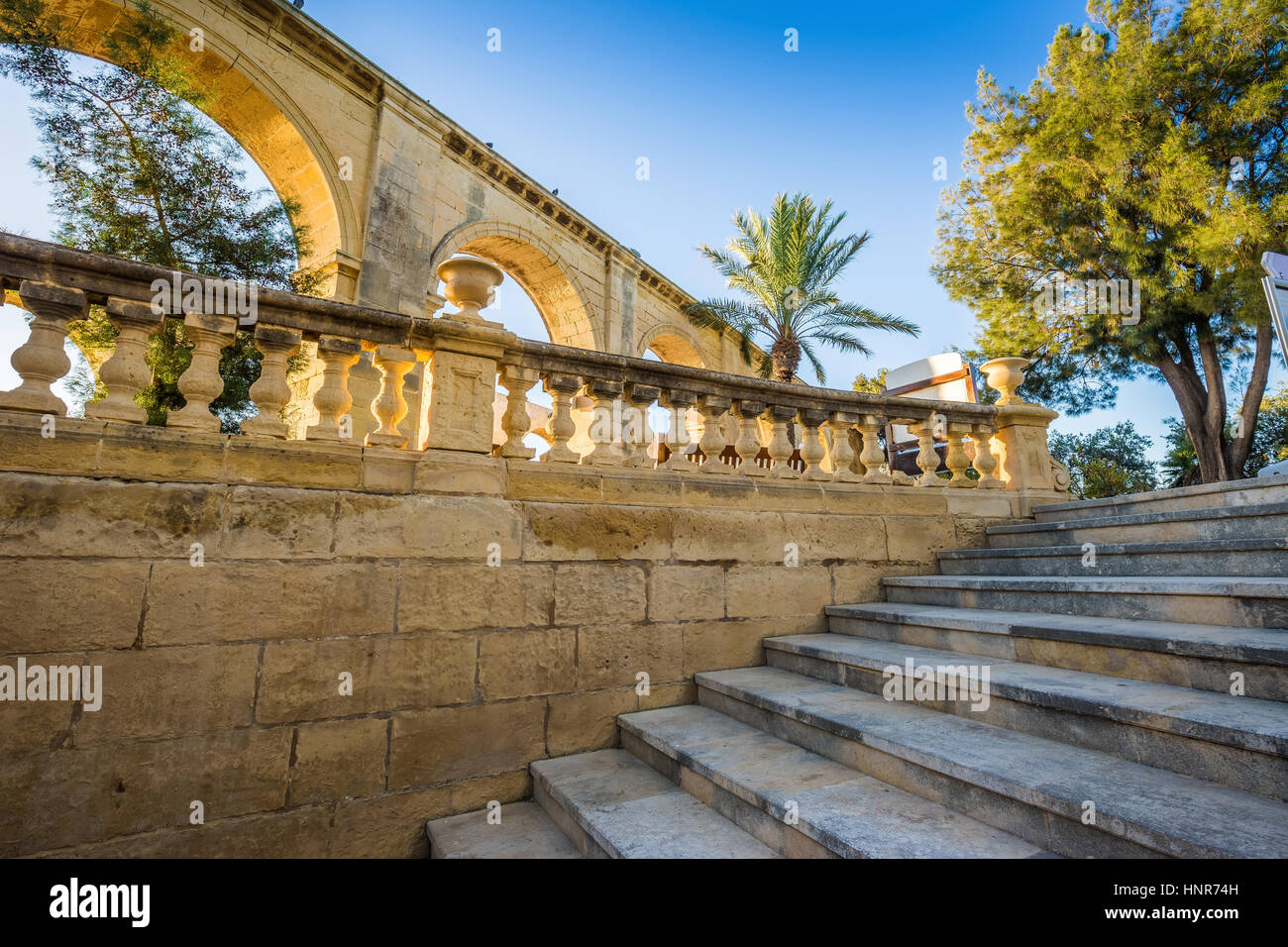 Valletta, Malta - Treppen und Bogen an Spitze von Valletta mit Palme und blauer Himmel Stockfoto