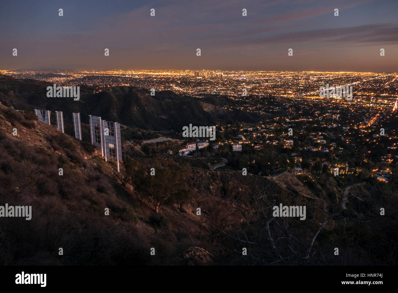 Los Angeles, Kalifornien, USA - 4. Februar 2016: Hollywood Zeichen und der Innenstadt von Los Angeles Hügel Stadtbild Abenddämmerung Blick. Stockfoto