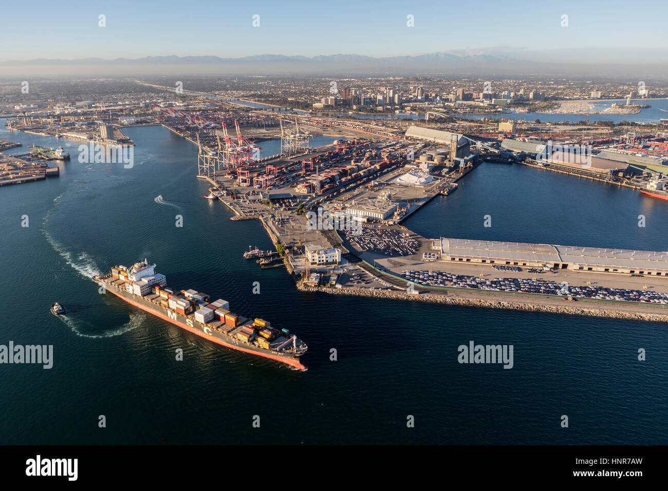 Long Beach, Kalifornien, USA - 16. August 2016: Am Nachmittag Luftaufnahme des geschäftigen Containeranlagen Ladung und Schiff übergeben. Stockfoto