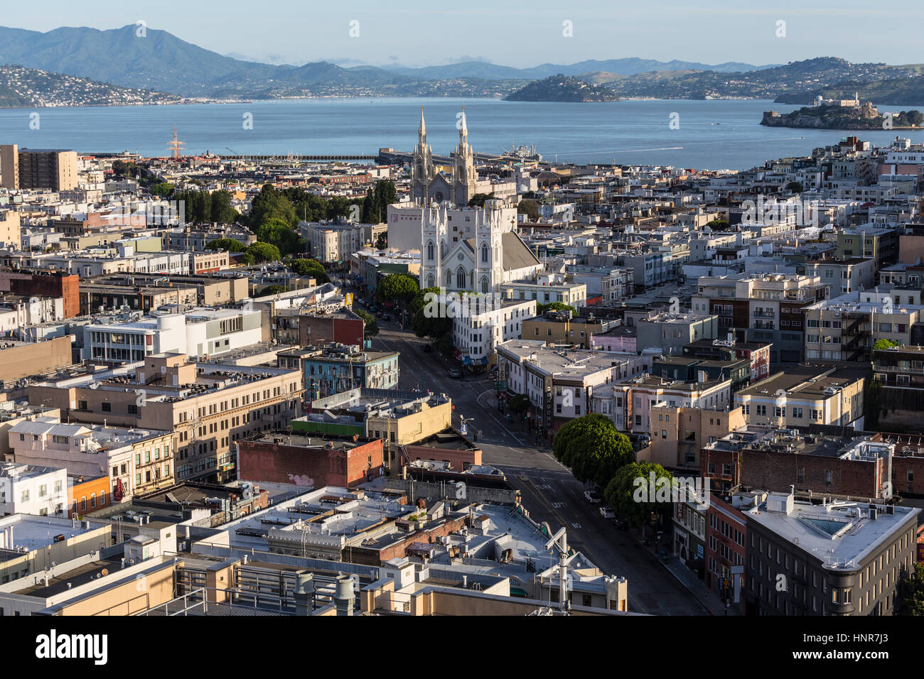 San Francisco, Kalifornien, USA - 24. April 2016: Klare Wochenende morgens Blick Richtung Columbus Ave am Broadway in der Nähe von San Francisco Bay. Stockfoto