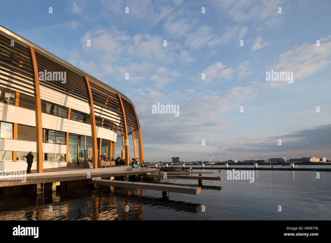 West-zugewandten Seite am späten Nachmittag. Marina Amsterdam, Amsterdam, Niederlande. Architekt: Suche Architekten, 2013. Stockfoto