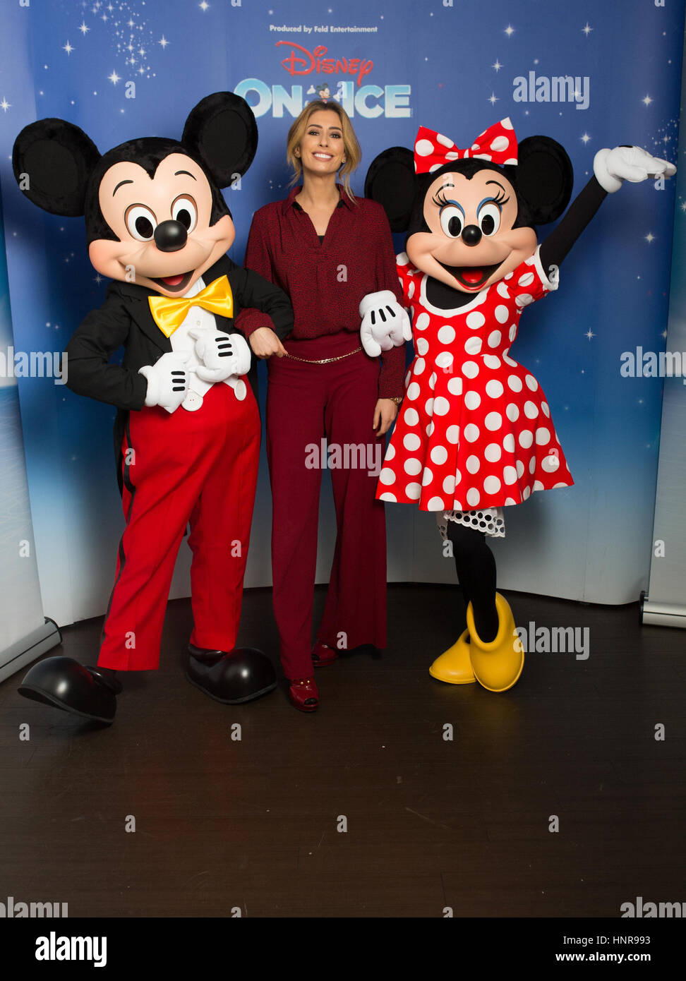 Redaktion verwenden nur Stacey Solomon mit Mickey Mouse und Minnie Mouse auf dem Disney auf Eis Maus Bounce Party in London, vor der "Disney On Ice feiert 100 Jahre Magie, in Großbritannien am 15. März starten. Stockfoto