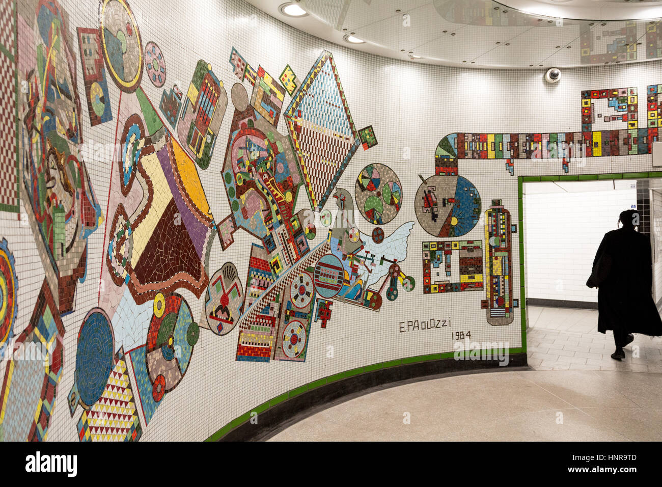 Die Mosaiken von Eduardo Paolozzi an der Tottenham Court Road U-Bahnstation, London, UK Stockfoto