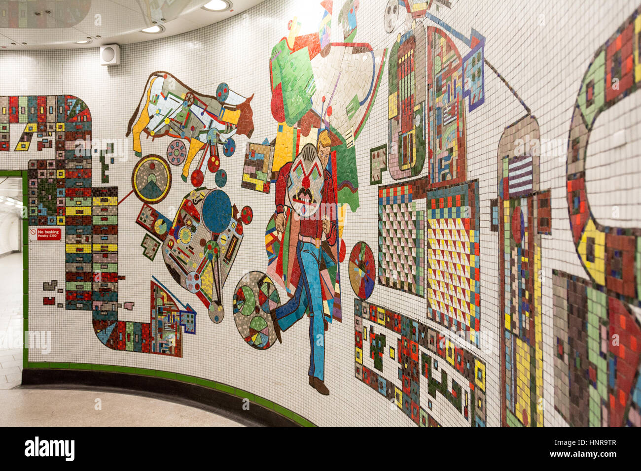 Die Mosaiken von Eduardo Paolozzi an der Tottenham Court Road U-Bahnstation, London, UK Stockfoto