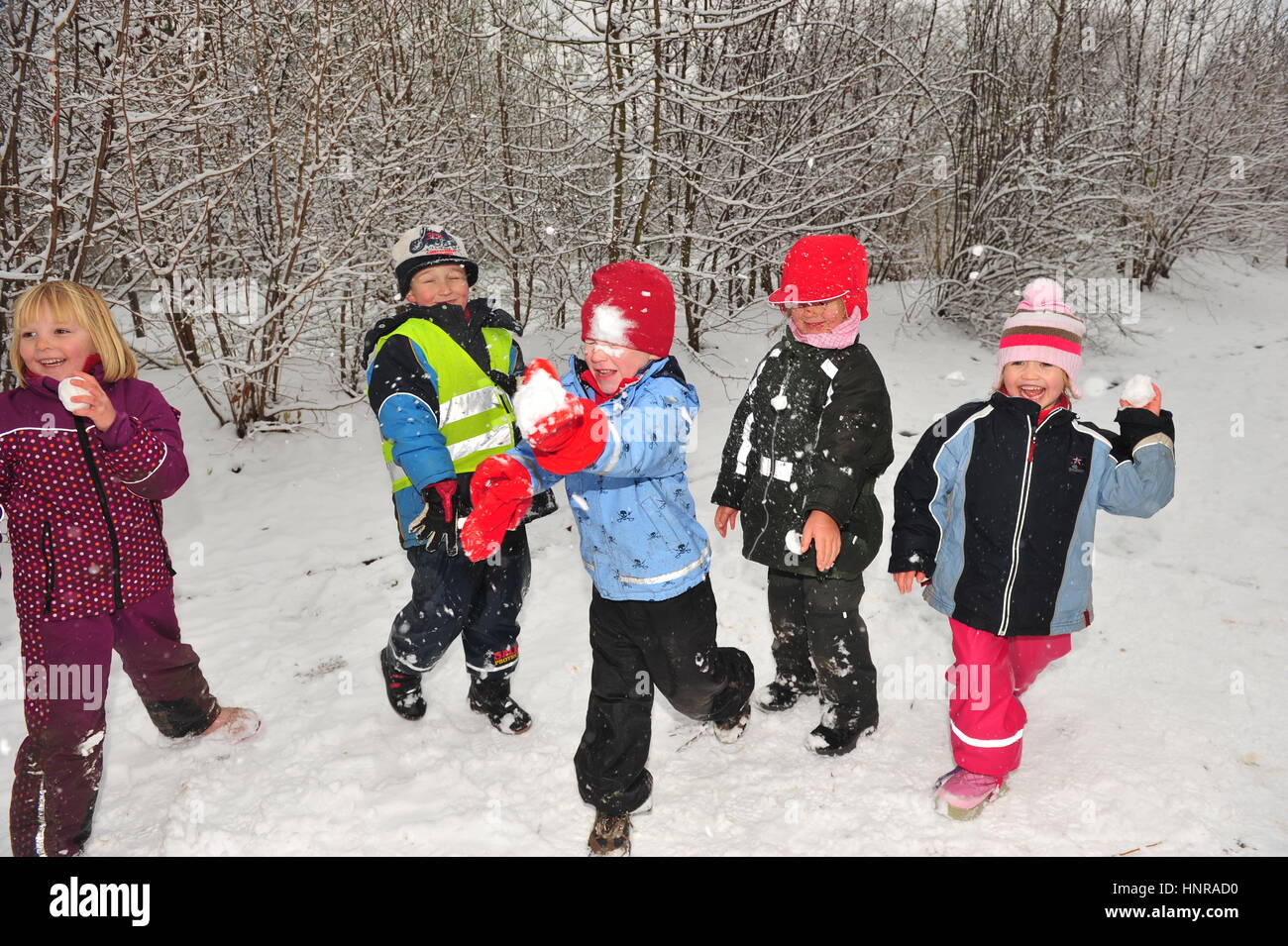 Berlin, Deutschland - 29. November 2010 - Kinder, die don «t haben, zur Schule zu gehen, weil Kälteeinbruch und massive Schneefälle machen eine Schneeballschlacht und pla Stockfoto