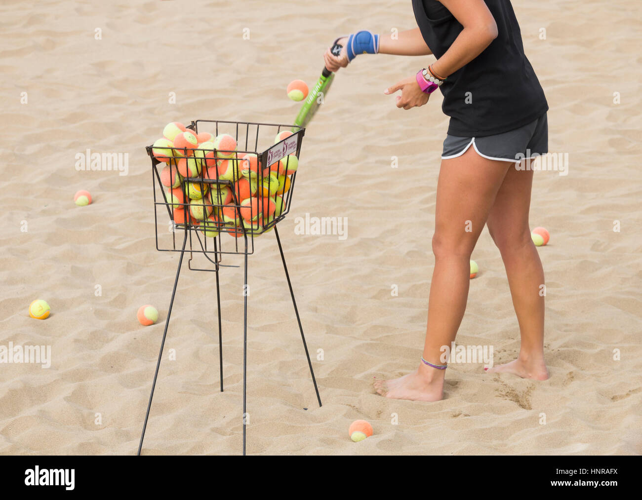 Weiblich-Beach-Tennis-Trainer in Spanien Stockfoto