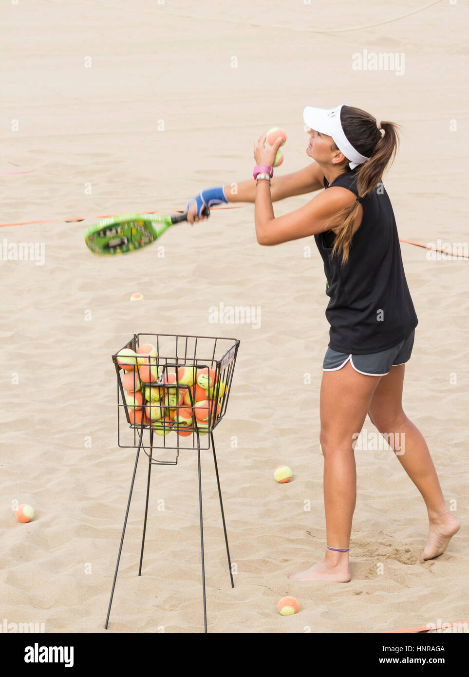 Weiblich-Beach-Tennis-Trainer in Spanien Stockfoto