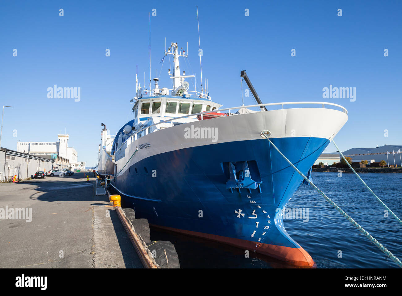 Trondheim, Norwegen - 15. Oktober 2016: Wegen blau und weiß steht industrielle Frachtschiff vor Anker im Hafen von Trondheim, Norwegen Stockfoto