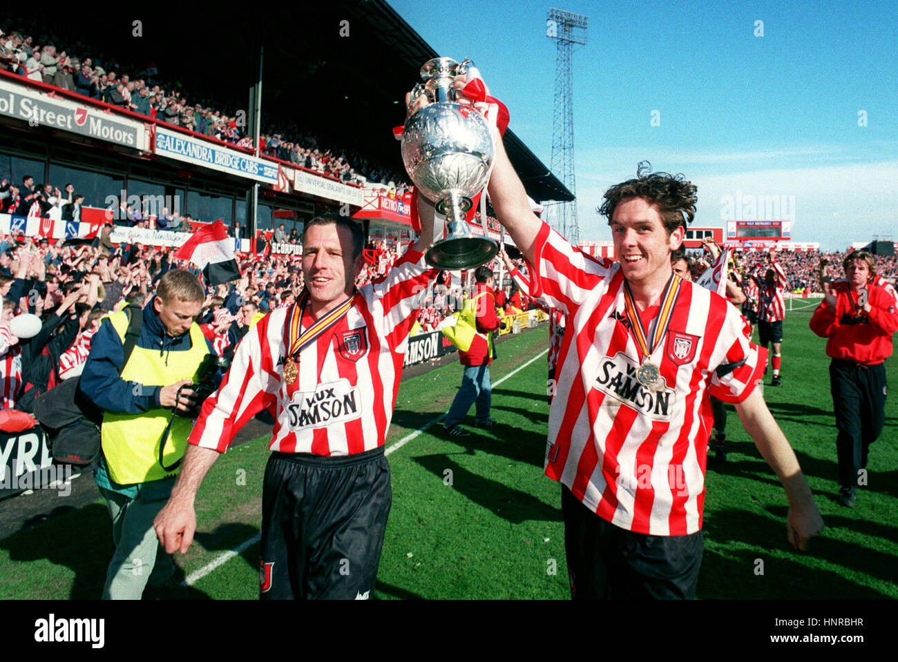 SAM AISTON & KEVIN BALL SUNDERLAND gewinnt 1. DIVISION 28. April 1996 Stockfoto