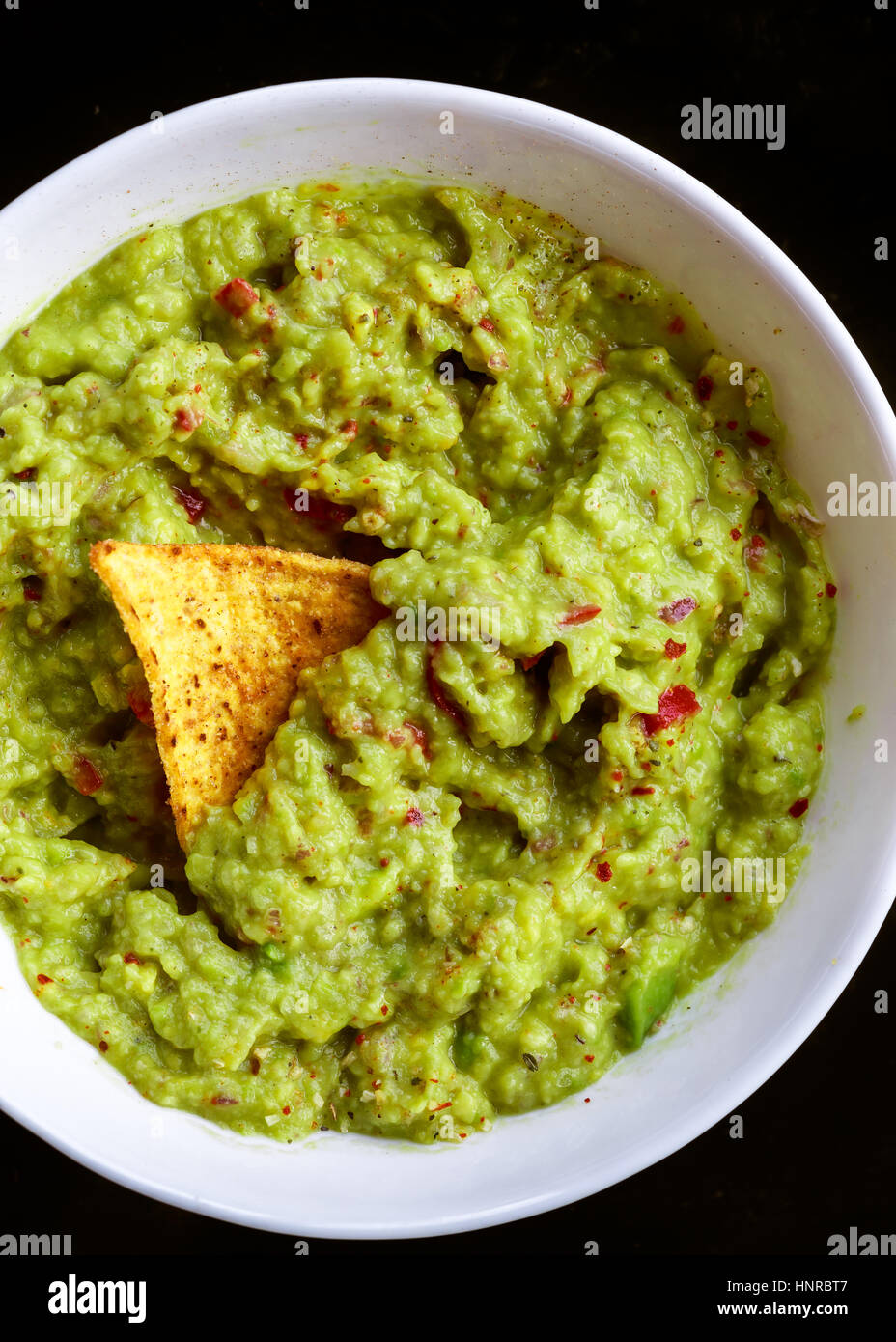 Guacamole mit Chips Stockfoto