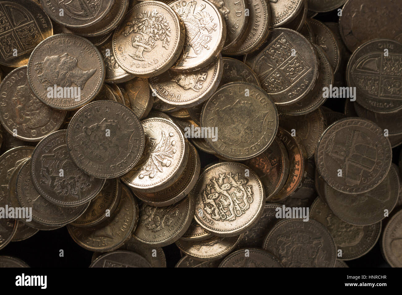Stapel von Pfund-Münzen in Stapeln angeordnet. Stockfoto