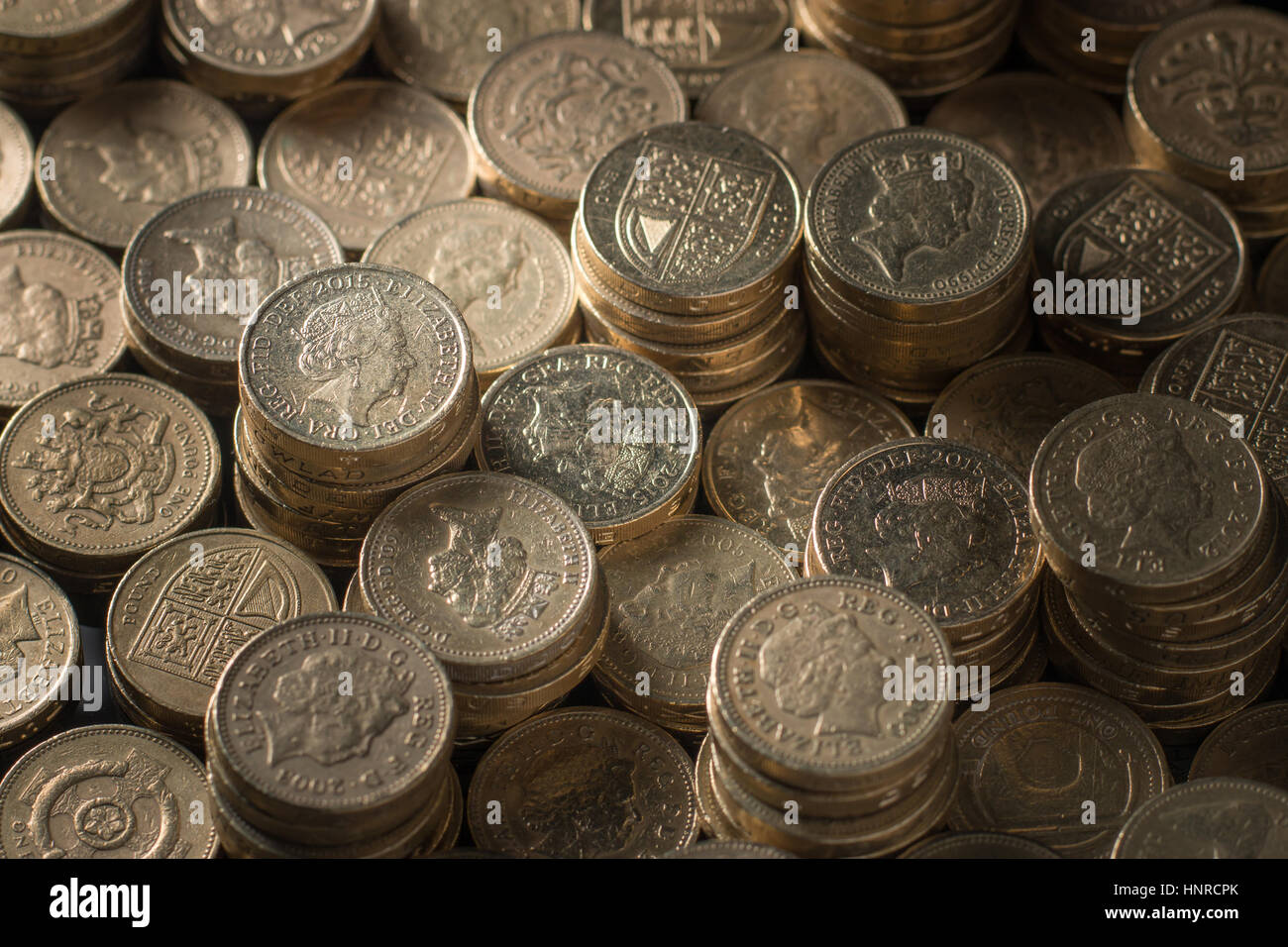 Stapel von Pfund-Münzen in Stapeln angeordnet. Stockfoto