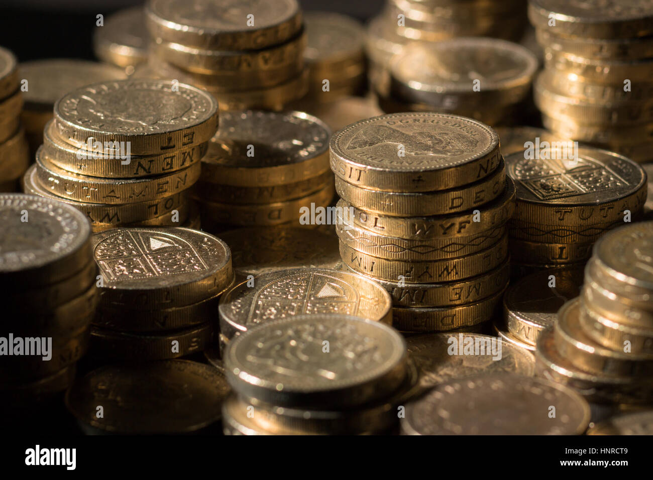 Stapel von Pfund-Münzen in Stapeln angeordnet. Stockfoto