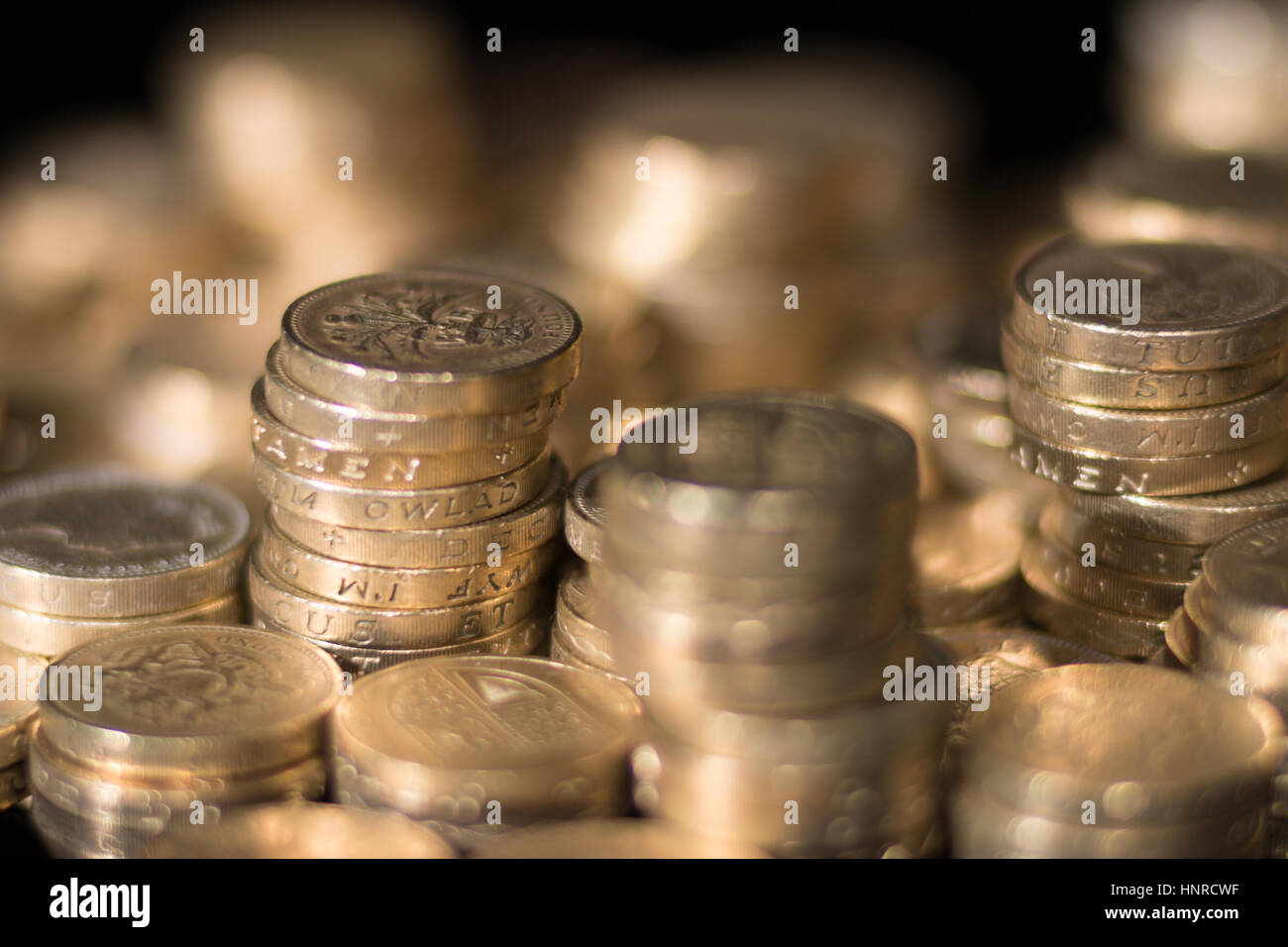 Stapel von Pfund-Münzen in Stapeln angeordnet. Stockfoto