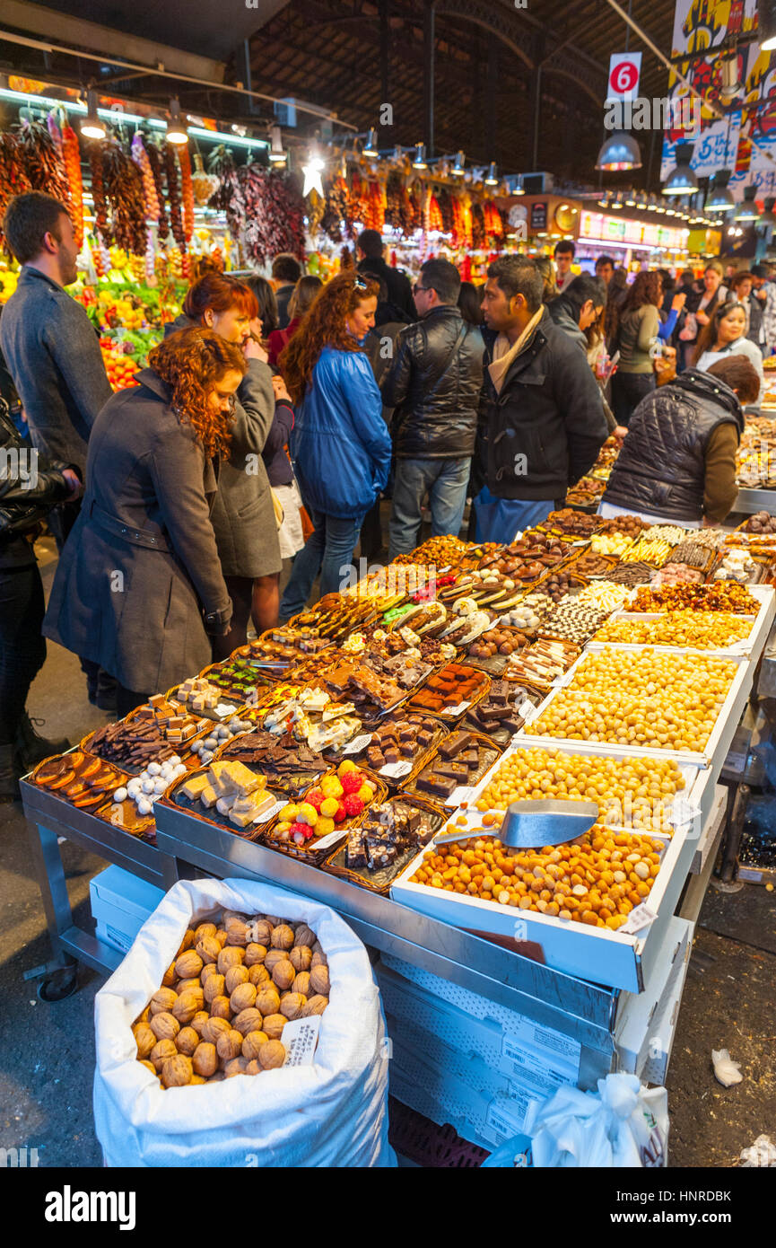 Frucht und Pflanze Ständen am Mercado De La Boqueria in La Rambla barcelona Stockfoto