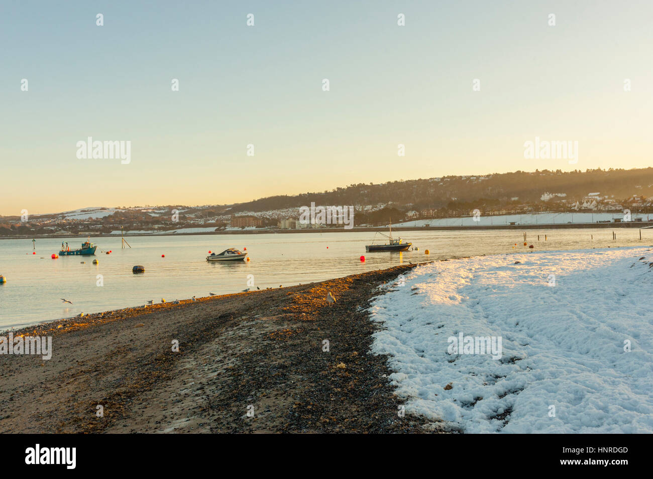 Der Strand von Rhos auf Meer nach einem Schneesturm Winter mit Schnee bedeckt Stockfoto