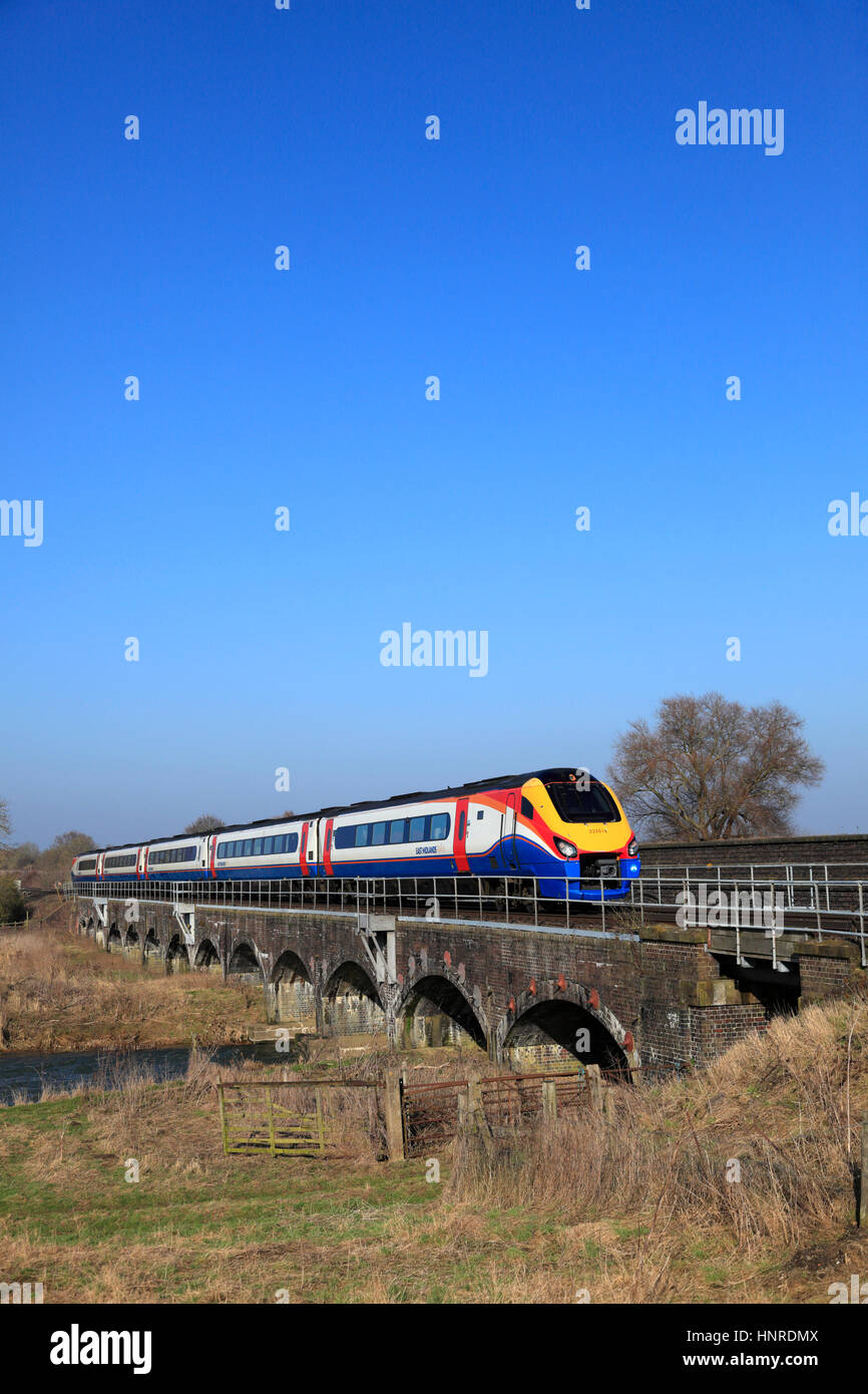 Meridian-Klasse 222 018 trainieren, East Midlands Züge Livree, zwischen Bedford und Luton, Bedfordshire, England Stockfoto