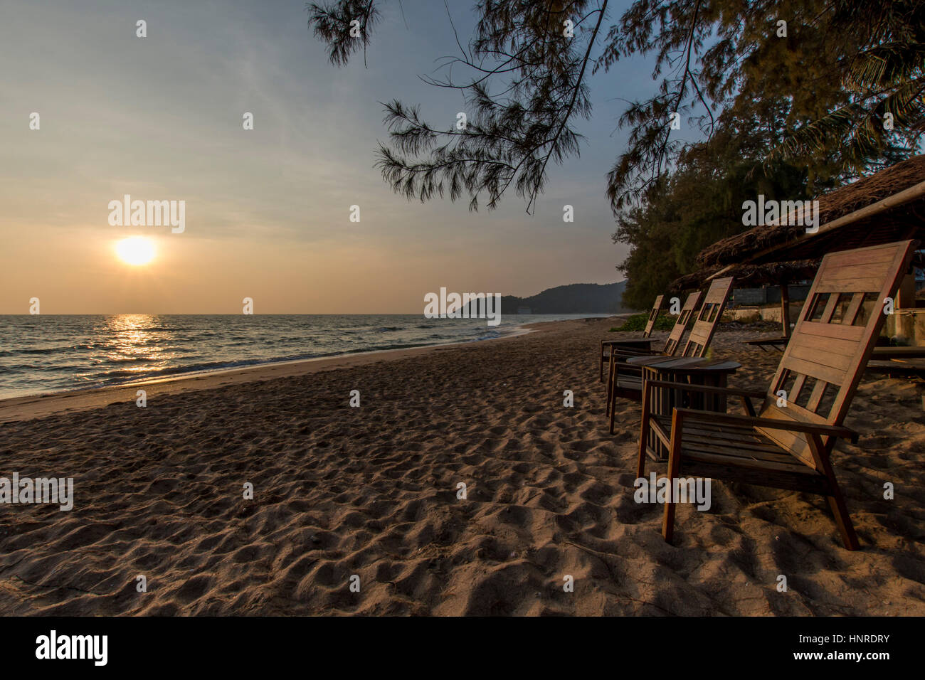 Sonnen-Sitze-Omn Sandu Strand in Chomburi, Thailand. Stockfoto