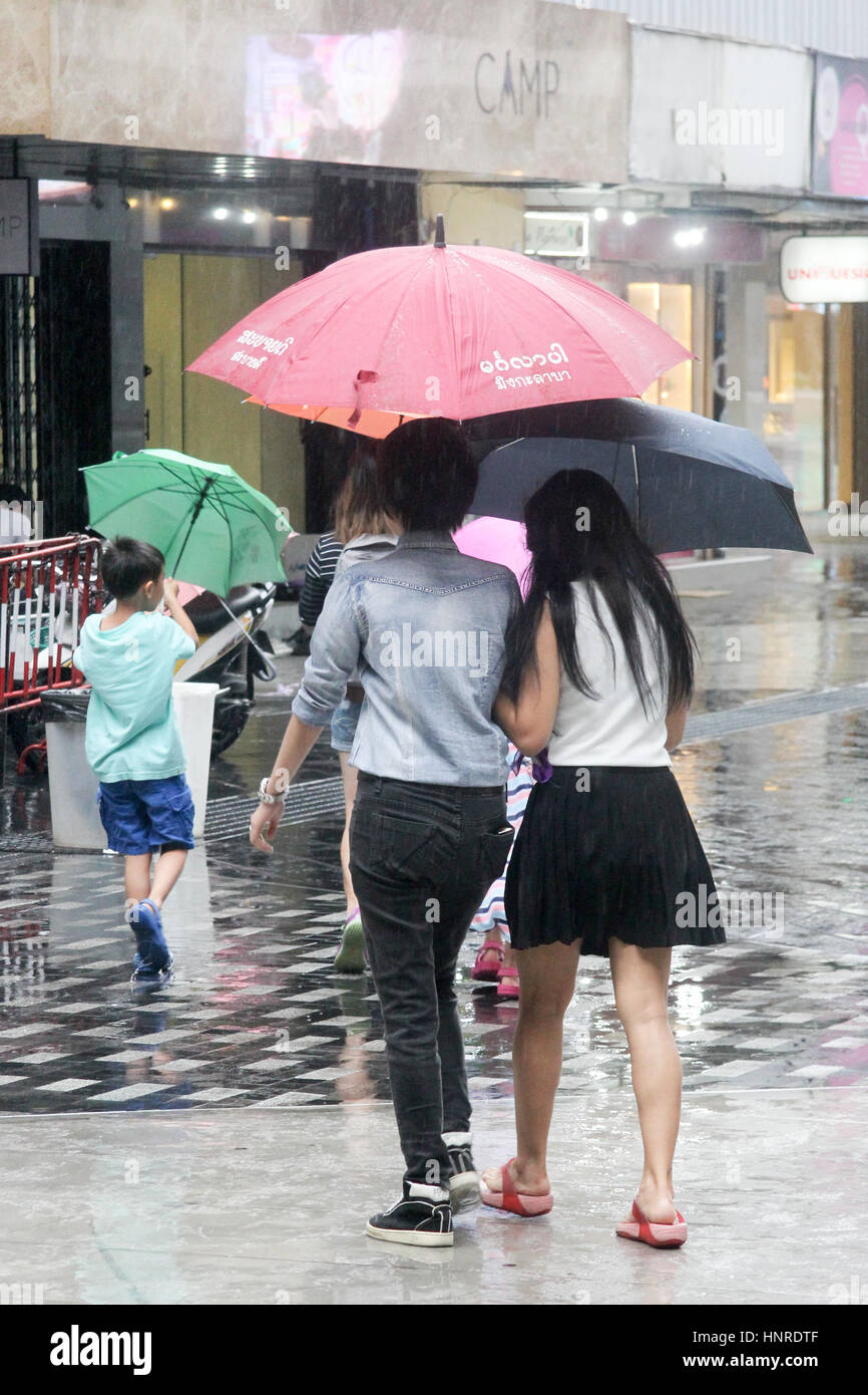 Menschen mit Regenschirmen im Regen in Bangkok, Thailand Stockfoto