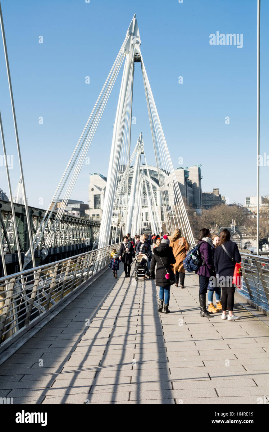 Golden Jubilee Bridge überquert den Fluss Themse in London, UK. Stockfoto
